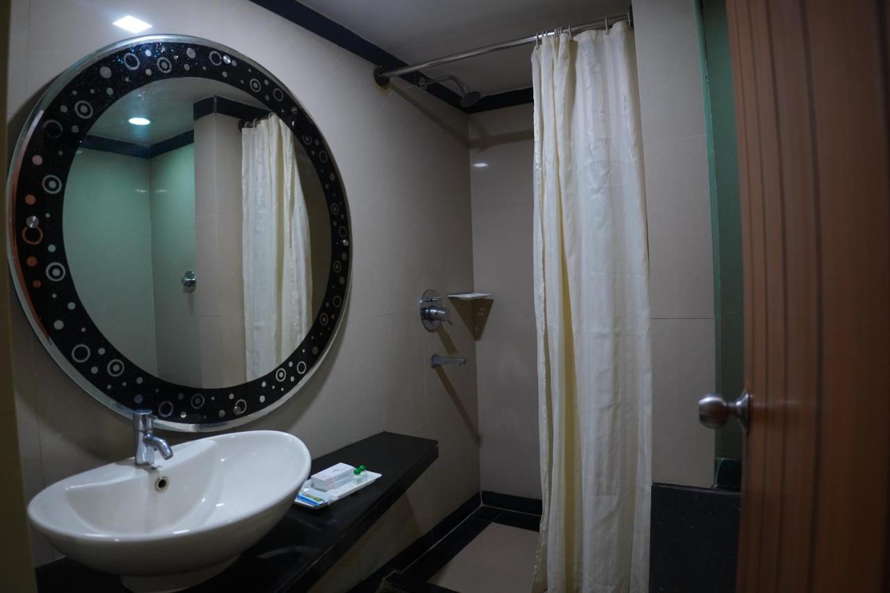 Hotel Grand Nagarjuna By Konark Hotels Guntūr Exteriör bild
