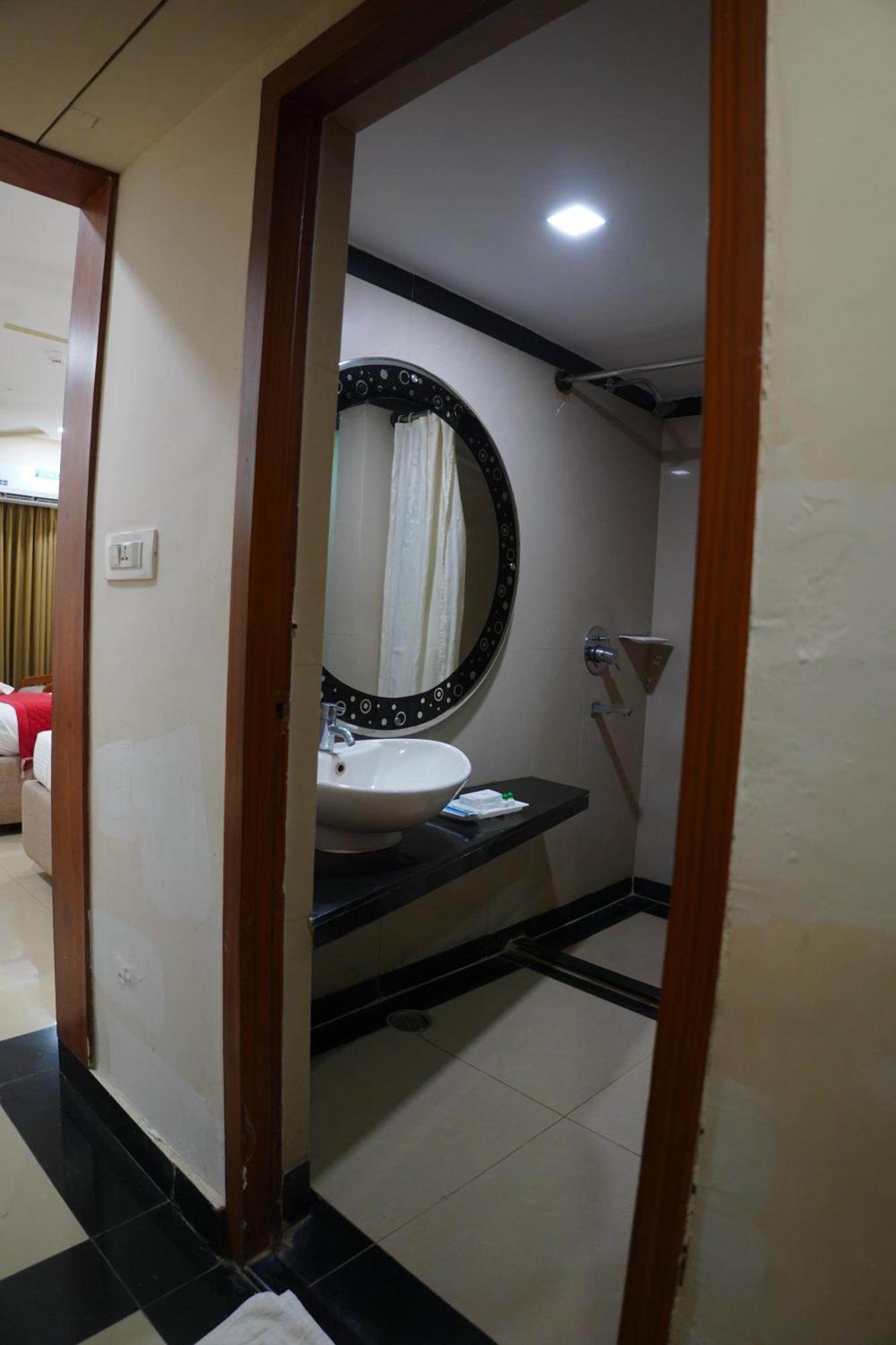 Hotel Grand Nagarjuna By Konark Hotels Guntūr Exteriör bild